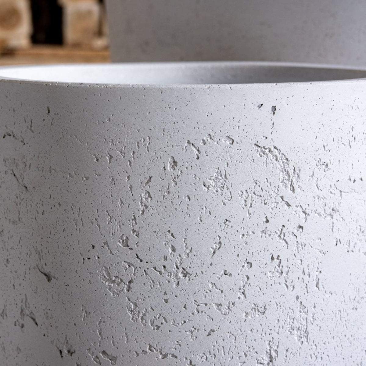 Vessara | White Mist – 100cm XXL Concrete Vase Planter – 172L Tall Plant Pot