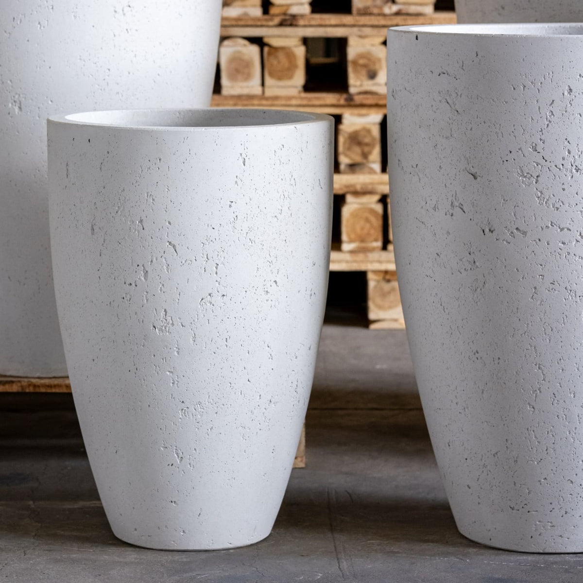 Vessara | White Mist – 100cm XXL Concrete Vase Planter – 172L Tall Plant Pot