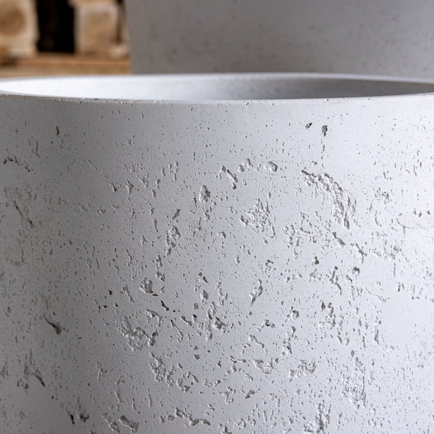 Vessara | White Mist – 62cm Extra Large Tall Concrete Planter – 32L Vase-Style Plant Pot